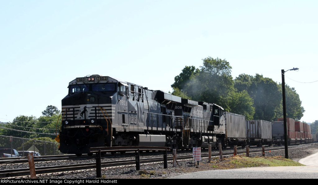 NS 7603 leads train 218 towards Pomona